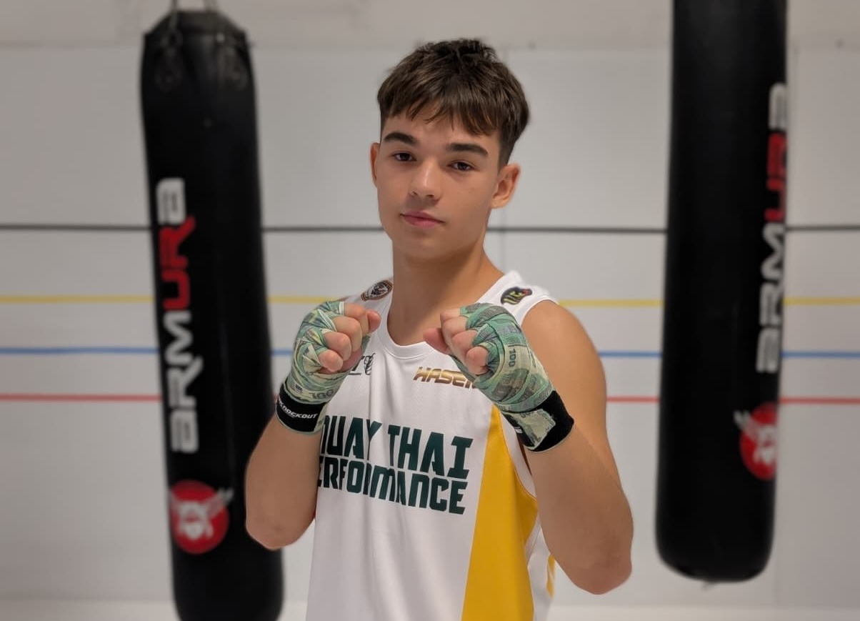 Povestea clujeanului de doar 17 ani care face senzație în ring! De la campionatul județean de fotbal la podium mondial de kickboxing