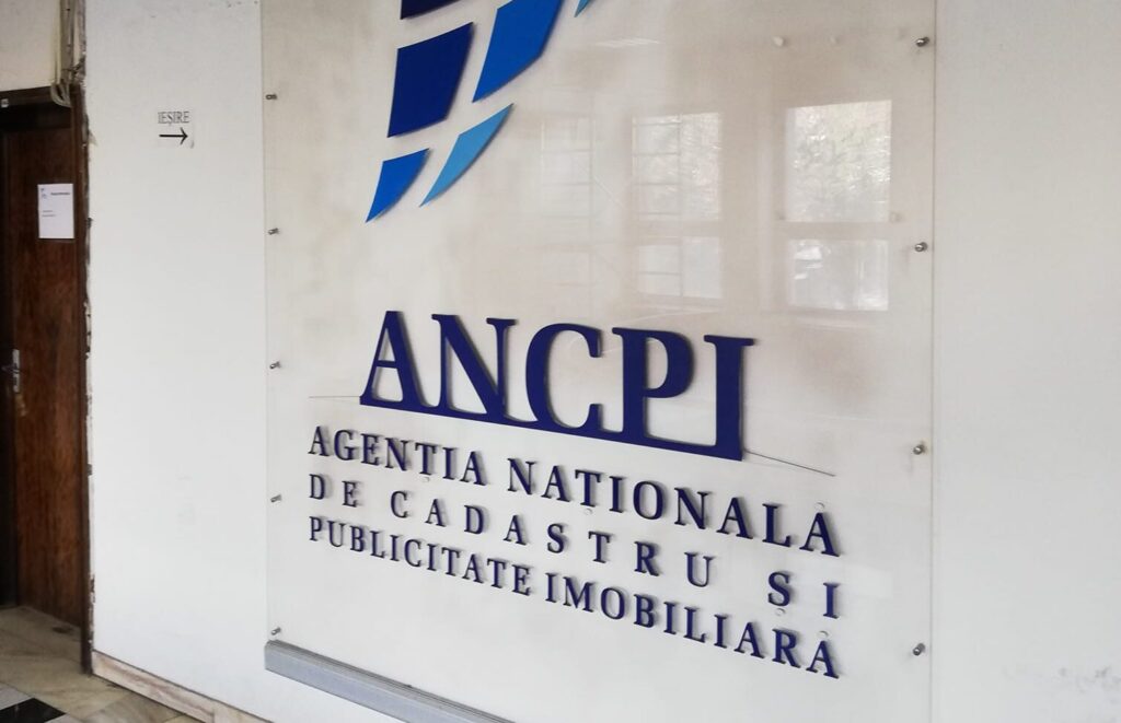 Agenția de Cadastru a anunțat notarii că pot accesa E-terra începând de marți. „Așteptăm de azi dimineață linkurile de logare”. Vestea bună este că baza centrală de date a agenției nu a fost afectată de atacul cibernetic
