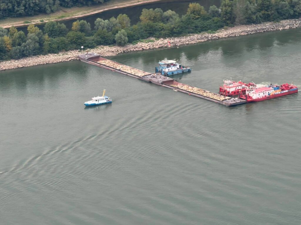 Polițiștii patrulează în zona unde au fost scufundate barjele în Dunăre, după ce au fost sesizați că se fură componente