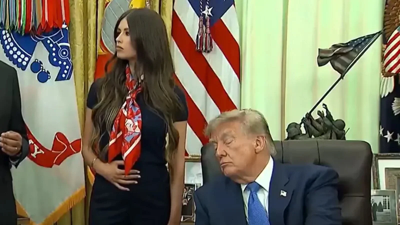 VIDEO Somnul l-a furat pe Trump în cel mai nepotrivit moment. Președintele ar fi adormit fix când se anunțau noile măsuri privind vaccinarea copiilor