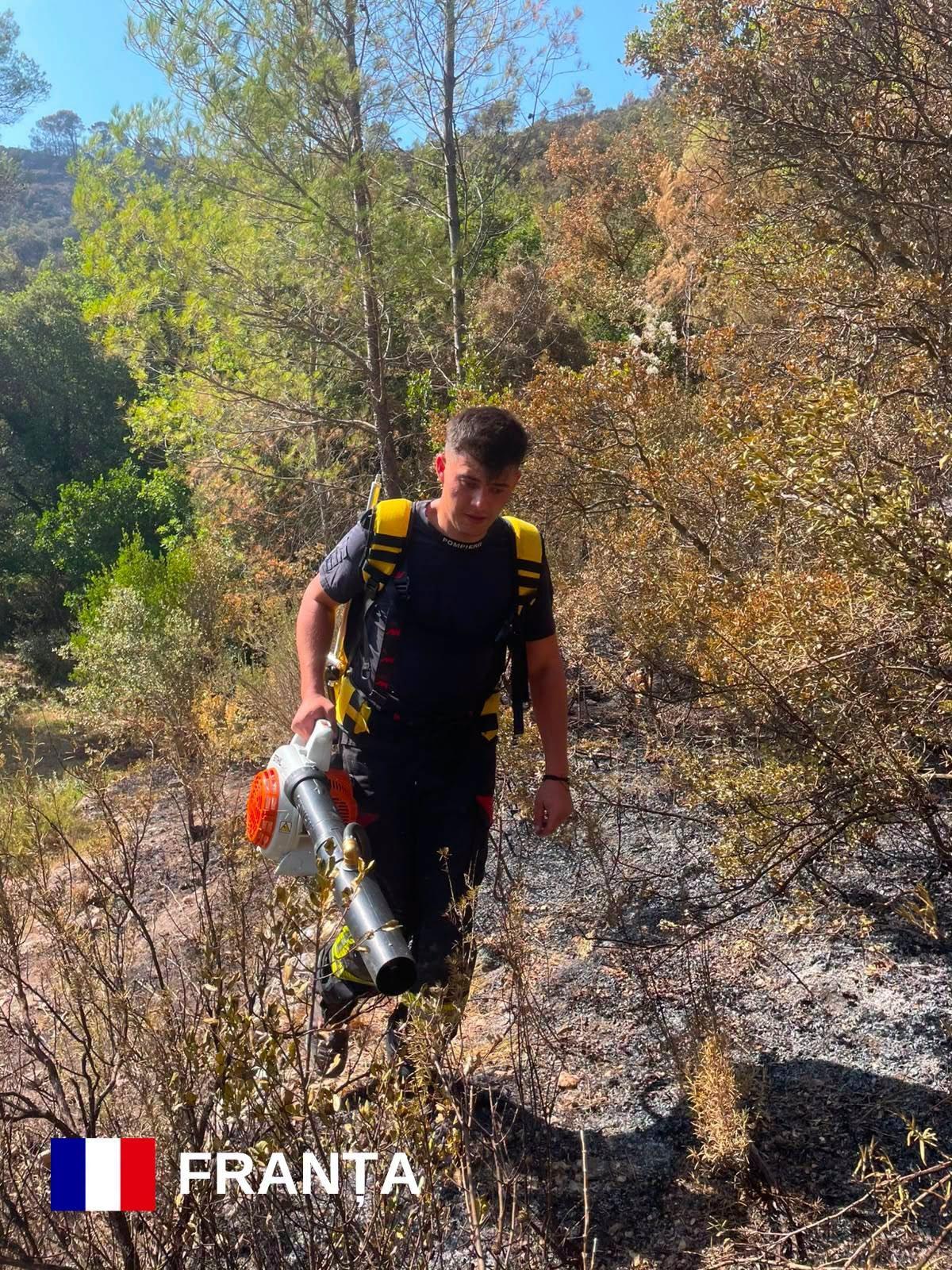 IMAGINI CARE ÎȚI TAIE RESPIRAȚIA! Pompierii români, în mijlocul incendiilor devastatoare din Grecia și Franța