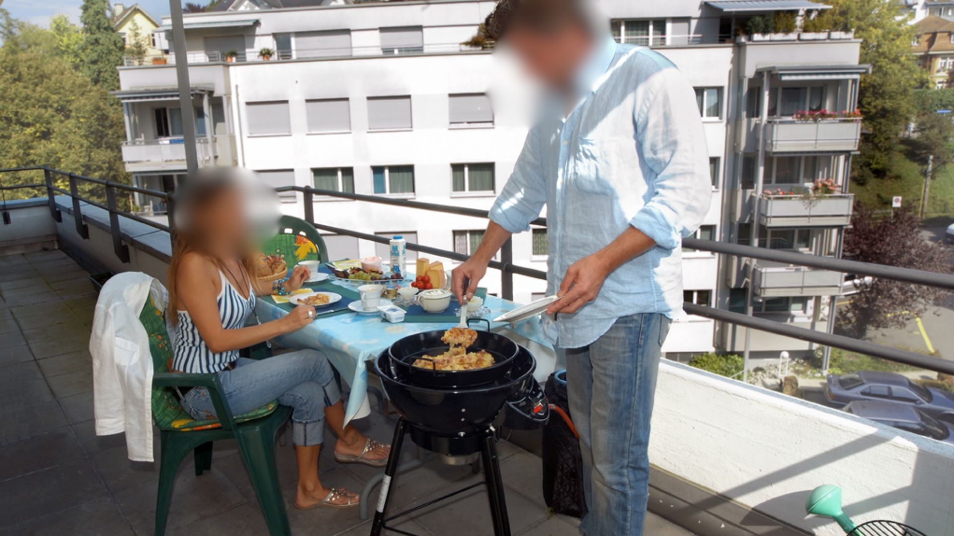 O clujeancă se plânge că vecinii fac grătar aproape în fiecare săptămână și îi umplu apartamentul de fum: „Stau cu geamurile închise pe căldura asta”