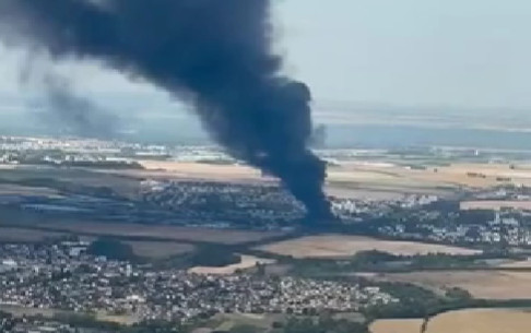 Incendiu puternic în apropiera aeroportului Charles de Gaulle din Paris / Două piste închise din cauza fumului puternic