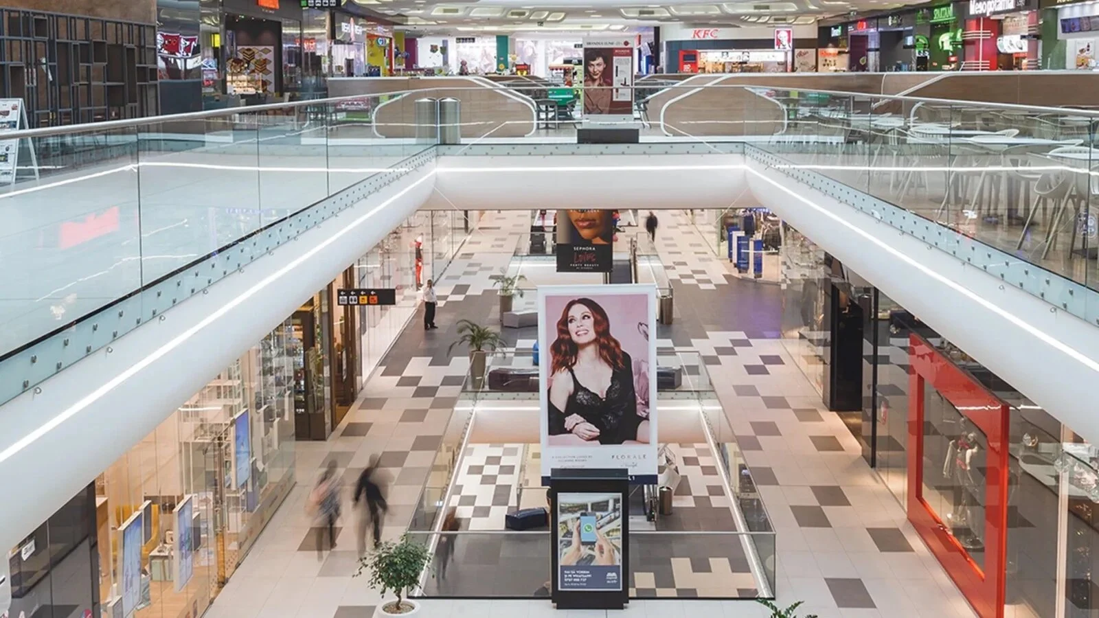 Mai puțin aer condiționat în mall-uri, pe fondul crizei energetice. Centrele comerciale își reduc consumul