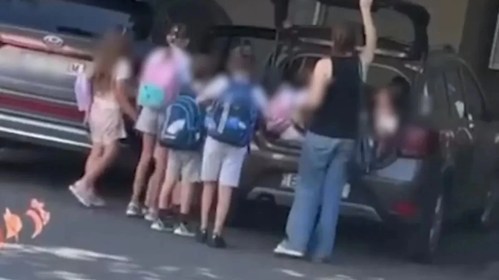 VIDEO Dacia de 5 locuri, transformată ad-hoc în microbuz pentru 10 copii: 'Au vrut să încerce mersul în portbagaj' - explică șefa unui after-school