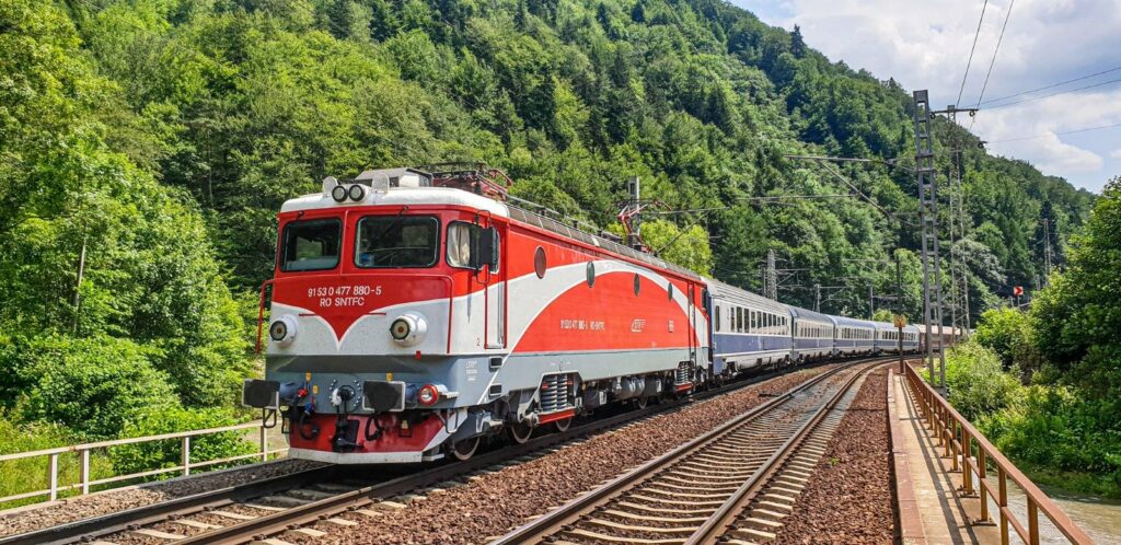 Locomotive diesel pe linia proaspăt electrificată Cluj-Napoca – Oradea / Există riscul să se piardă banii din PNRR
