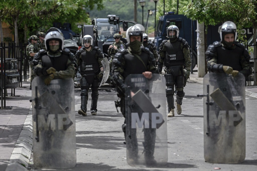 NATO își reduce prezența în două locații sensibile din Kosovo unde au avut loc confruntări între kosovari și sârbi