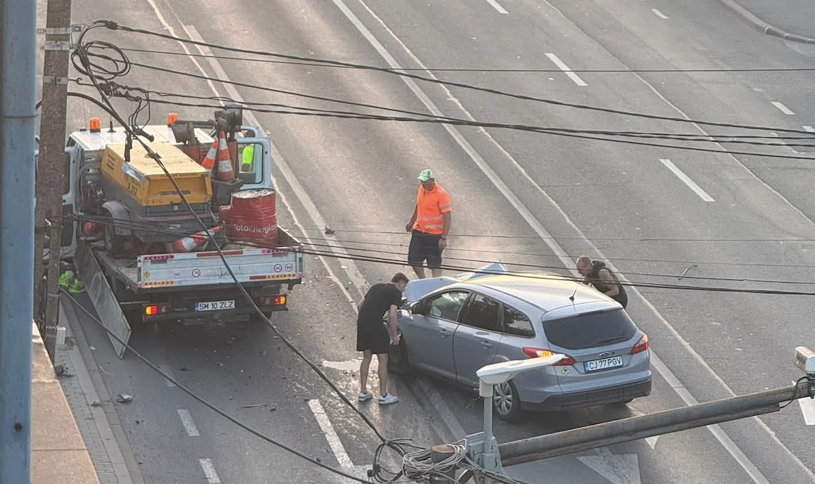 VIDEO. Accident grav în Cluj! O mașină și autoutilitară s-au ciocnit la primele ore ale dimineții: Traficul se aglomerează