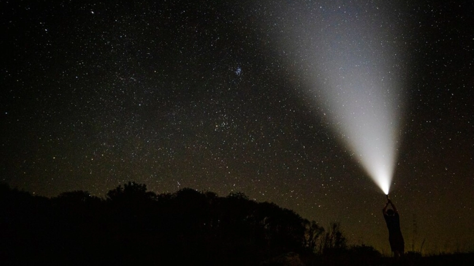 Noaptea 'stelelor căzătoare': Perseidele oferă un spectacol astronomic spectaculos pe cerul României. Când și unde pot fi văzute cel mai bine