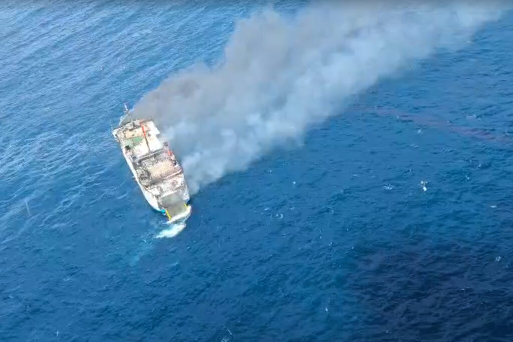 Aproximativ 100 de pasageri, salvați după ce un feribot a luat foc în largul insulei Bali