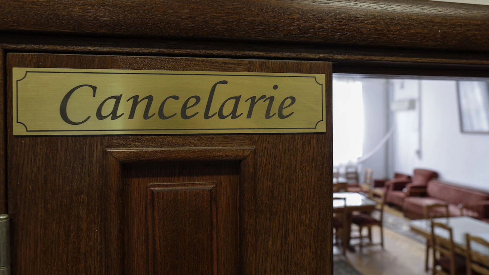 Scade numărul orelor de predare obligatorii: maximum 8 ore/săptămână pentru directori. Degrevarea de la norma didactică a fost votată de Camera Deputaților