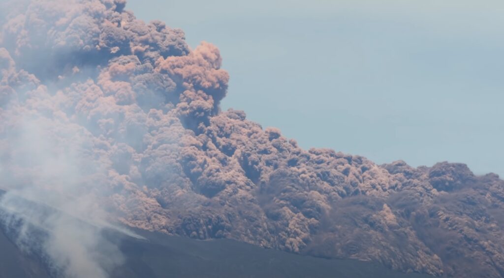Aeroportul Catania din Sicilia, rămâne închis din cauza erupţiei vulcanului Etna, în plin sezon turistic / Mii de călători sunt afectaţi