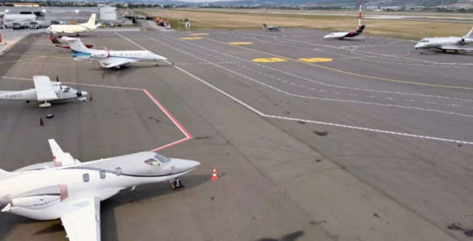 VIDEO. Record istoric la Aeroportul din Cluj! 23 de avioane parcate în același timp, în noaptea de 8 spre 9 august. Cifrele care spun tot despre Cluj
