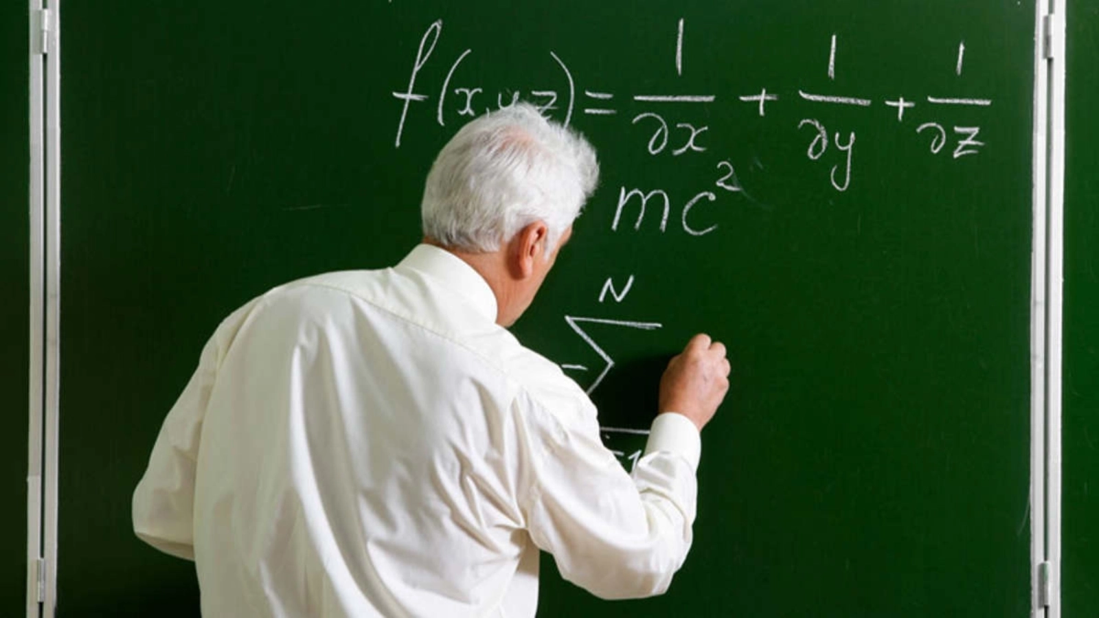 Moștenirea de un milion de euro a unui profesor singur, golită bucată cu bucată: Un cuplu de români i-ar fi luat bani și bijuteriile mamei