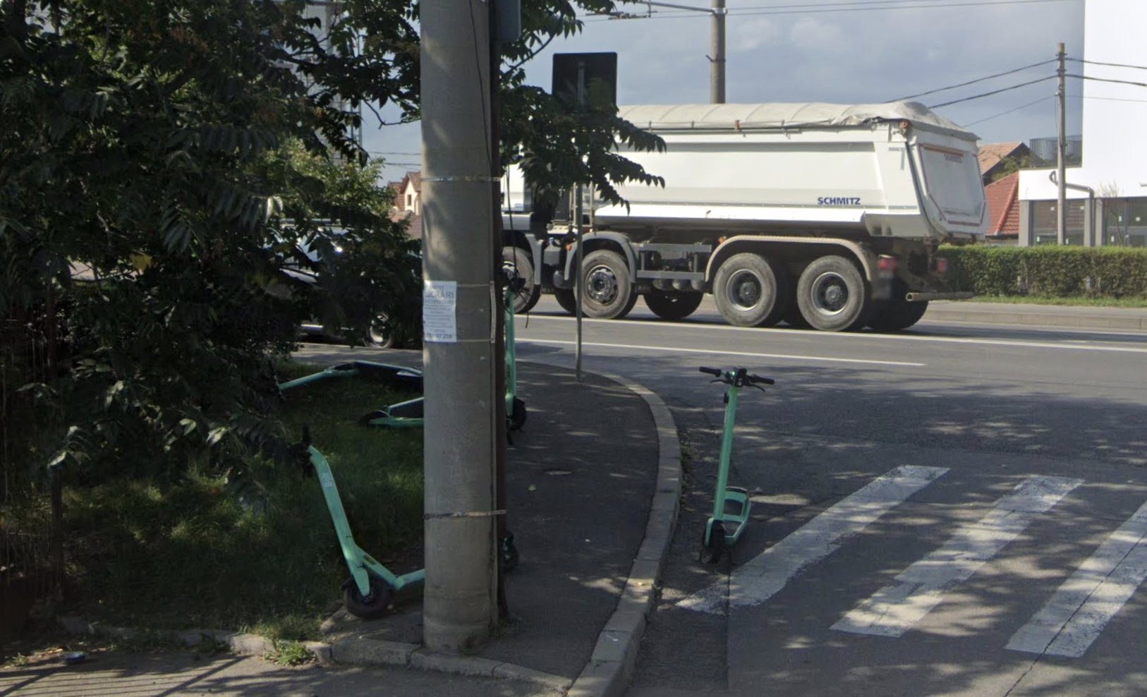 Pericol în trafic la Cluj-Napoca! Trotinetele parcate pe trotuar acoperă vizibilitatea șoferilor care ies în trafic: „Îngreunează grav vizibilitatea”
