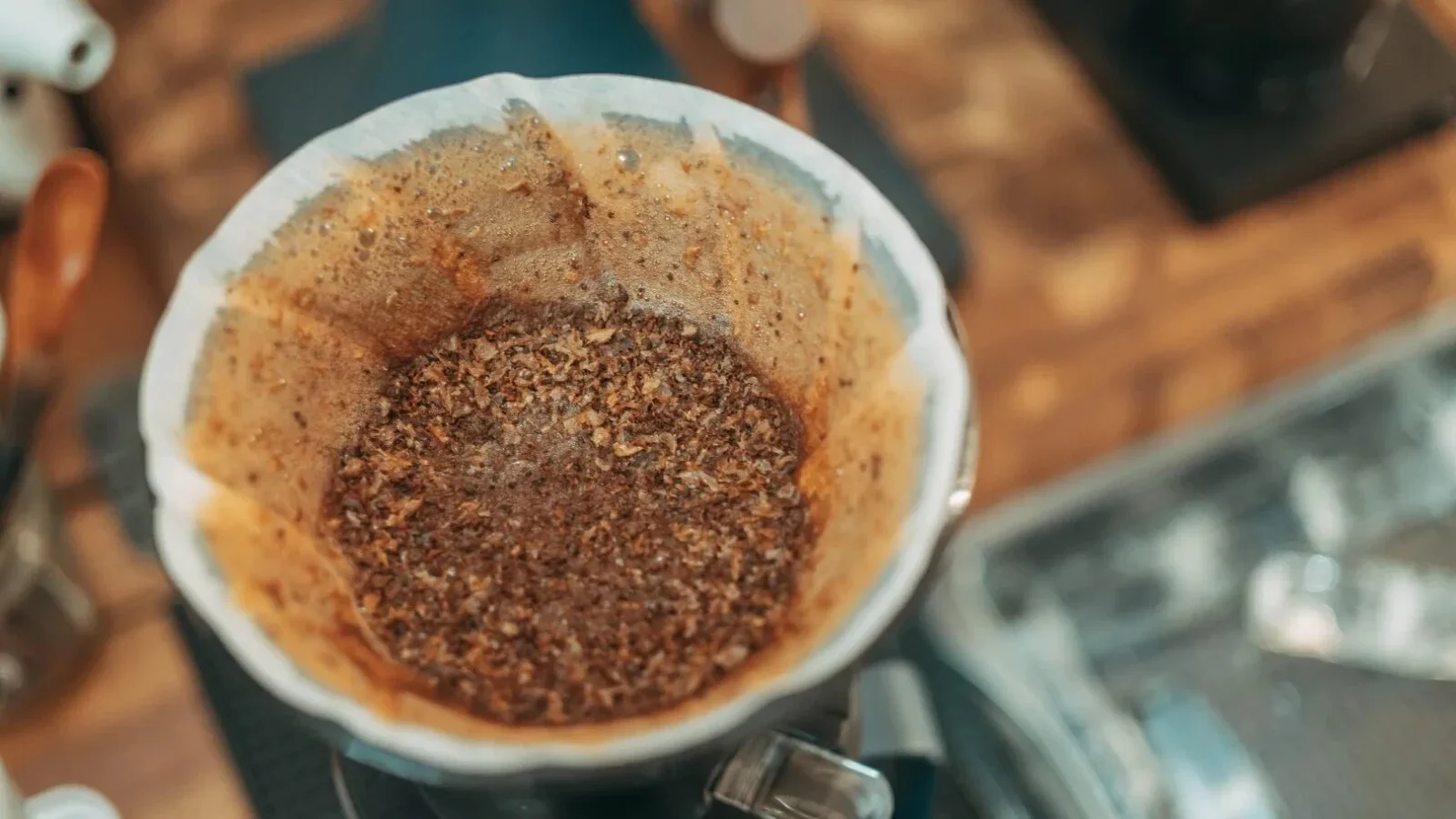 Zațul de cafea ar putea alimenta mașinile. Oamenii de știință au găsit o metodă de a-l transforma în biodiesel