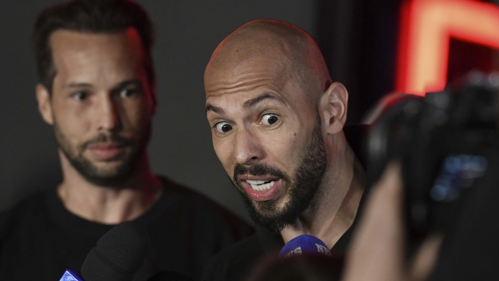 Frații Tate se plâng că au fost amenințați cu moartea în închisoare: au auzit inclusiv un „răcnet demonic"