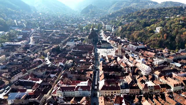 Şoferul maşinii care a intrat în trei turişti pe un trotuar din Brașov va fi cercetat în stare de libertate