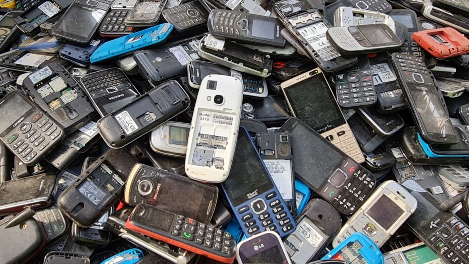 Telefoanele vechi, uitate în sertar, conțin aur. De ce nu reușesc oamenii să se bucure de propria avere