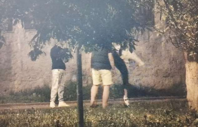 Chefuri noapte de noapte într-un parc din Cluj-Napoca: muzică la maximum, alcool și sticle aruncate. Copii sub 10 ani, lăsați nesupravegheaț