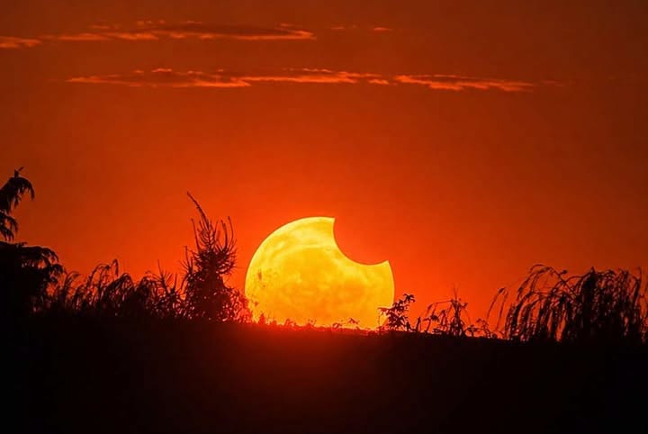 GALERIE FOTO Cum s-a văzut eclipsa în țară / ”Fotografia pe care am visat-o vreme de doi ani a devenit astăzi realitate”
