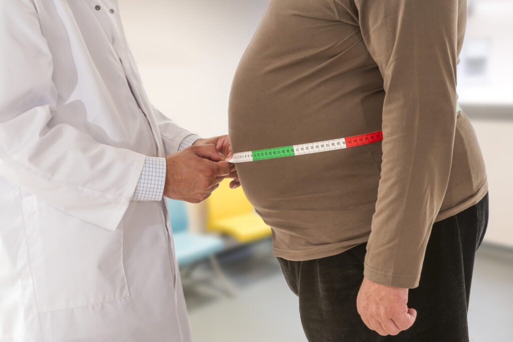 STUDIU: Grăsimea abdominală prezice mai bine riscul de boli cardiace decât indicele de masă corporală
