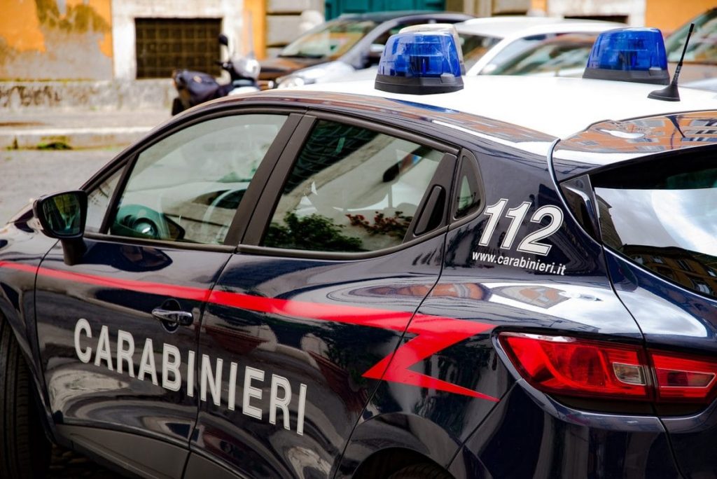 Româncă de 29 de ani, însărcinată în luna a noua și cu șase copii acasă, jefuiește o femeie în Italia / A lovit-o, i-a smuls un ceas Rolex și a sărit un gard