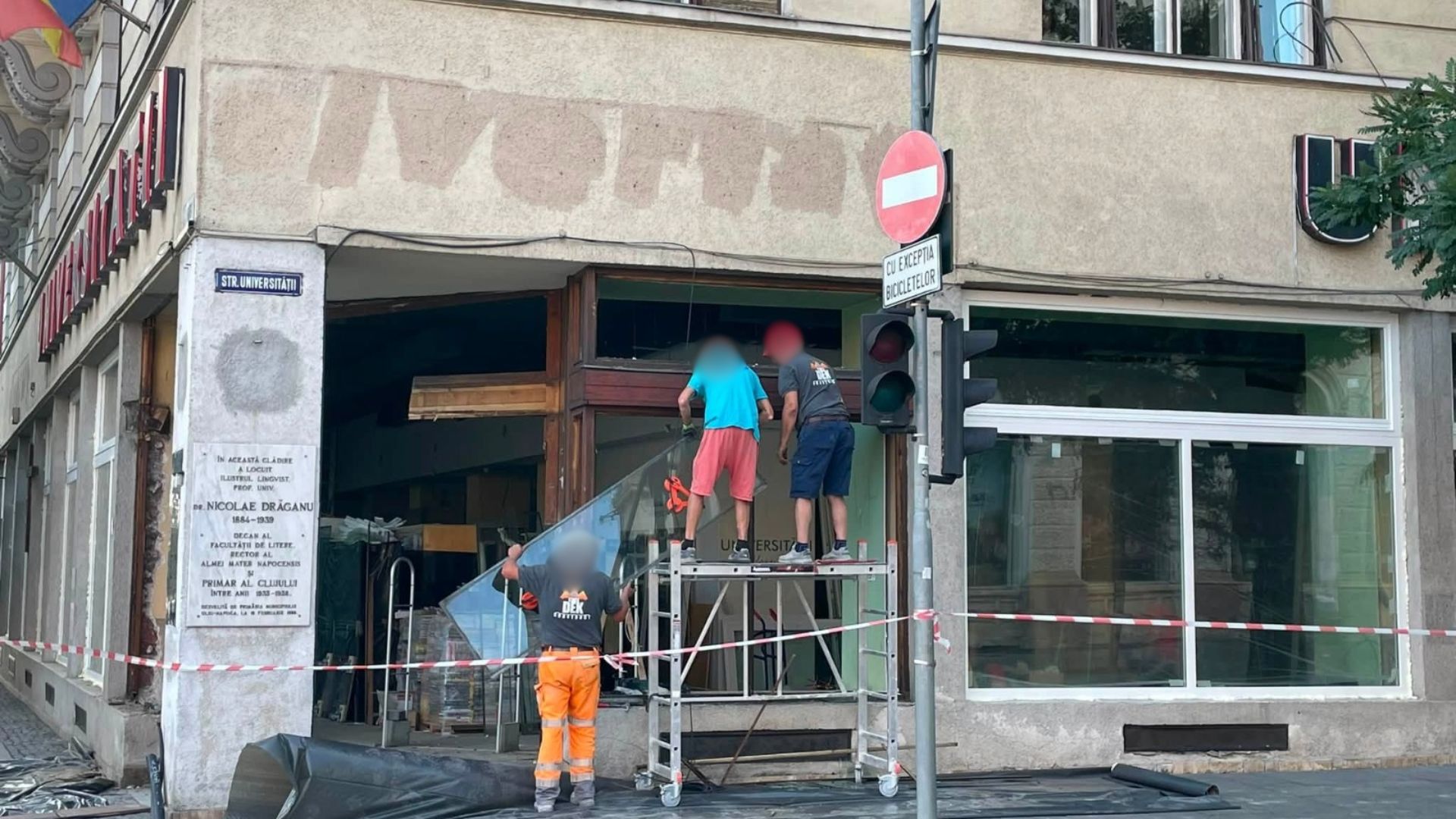 Revoltă la Cluj după schimbarea geamurilor unei librării: „Îmi zgârie ochii și mă doare inima”. Ultimele bucăți de lemn, înlocuite cu termopan alb