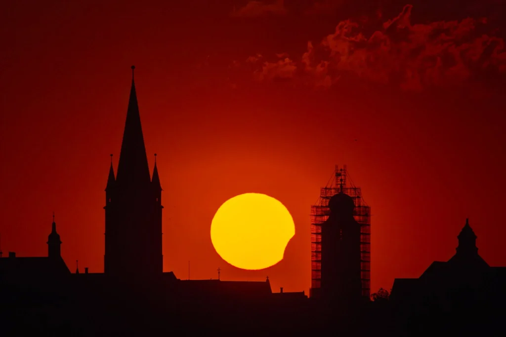 Isterie conspiraționistă la Sibiu / Un fotograf care a așteptat doi ani să prindă eclipsa dintr-un anumit unghi e acuzat de fals / ”Unde era Soarele la ora eclipsei?” / Autorul a trebuit să prezinte un video pentru a fi crezut