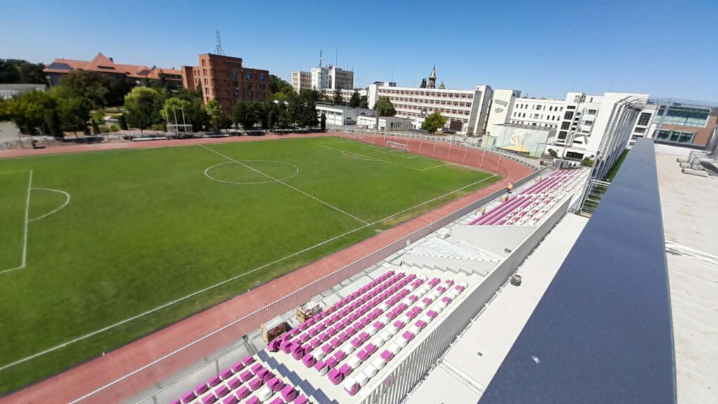 VIDEO & FOTO | A fost montată noua tribună la stadionul Științadin Timișoara: 1.600 de locuri pe scaune, parcare pe trei etaje și terenuri de mini-fotbal pe acoperiș
