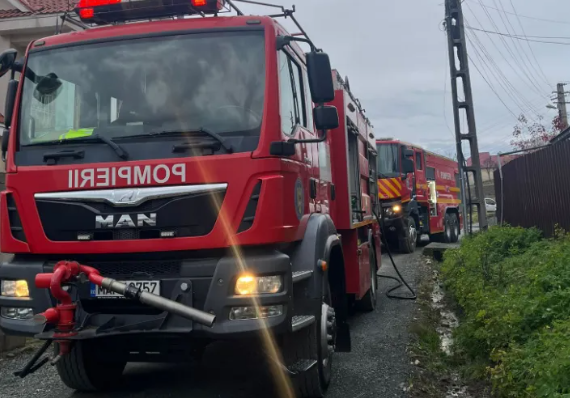 Clipe de panică în Cluj! O cabană din lemn a luat foc ca o torță! Pompierii s-au luptat cu flăcările