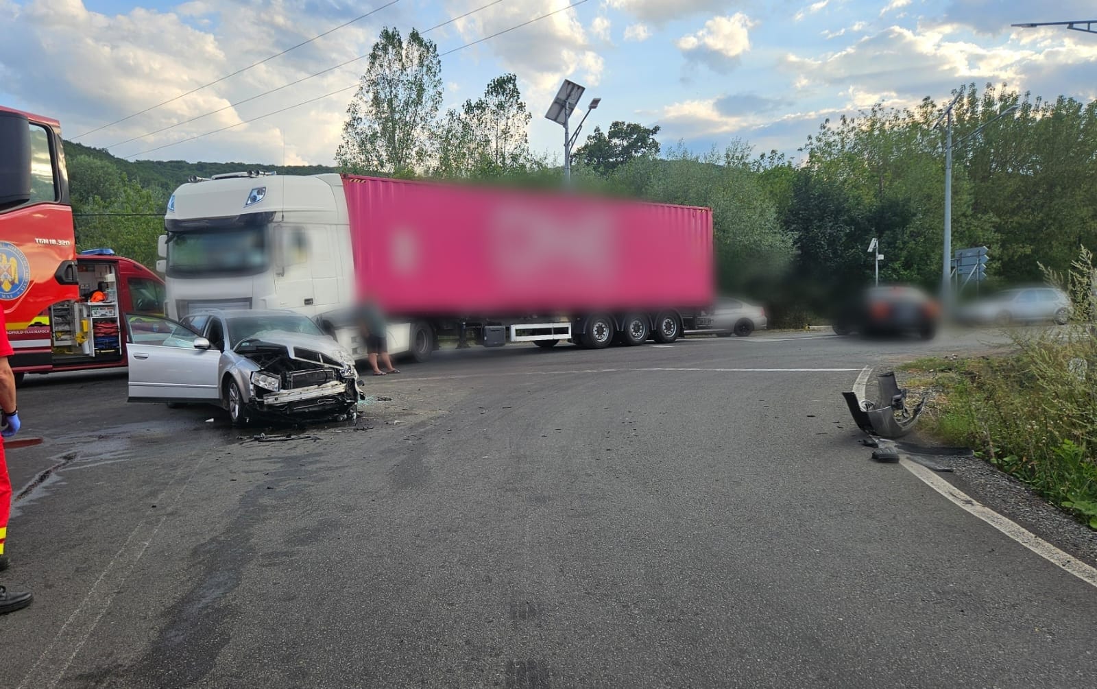 FOTO. Impact puternic pe un drum din Cluj! Un TIR a intrat într-o mașină! Două persoane au fost transportate de urgență la spital
