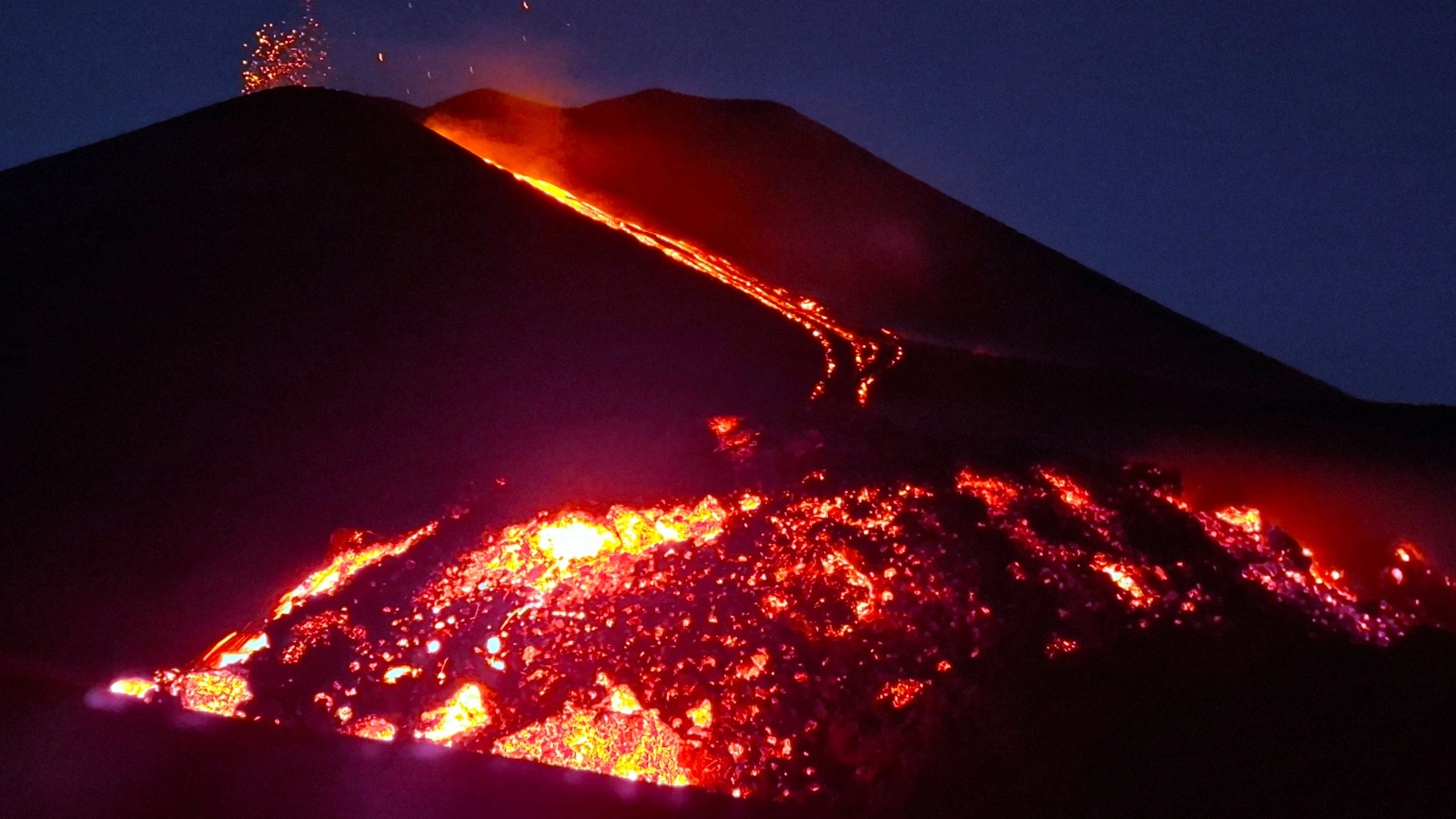 VIDEO Vulcanul Etna continuă să erupă: Fenomen nemaiîntâlnit din 1970