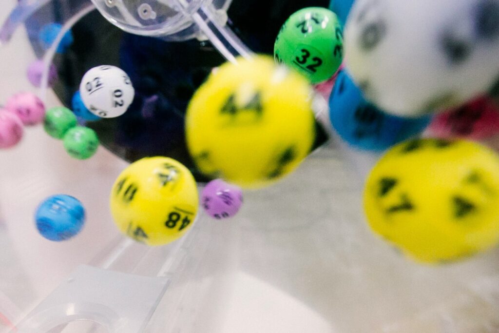 Cel mai mare premiu din istorie la Loto 6/49, câștigat cu o combinație rar întâlnită: șase numere, trei perechi consecutive