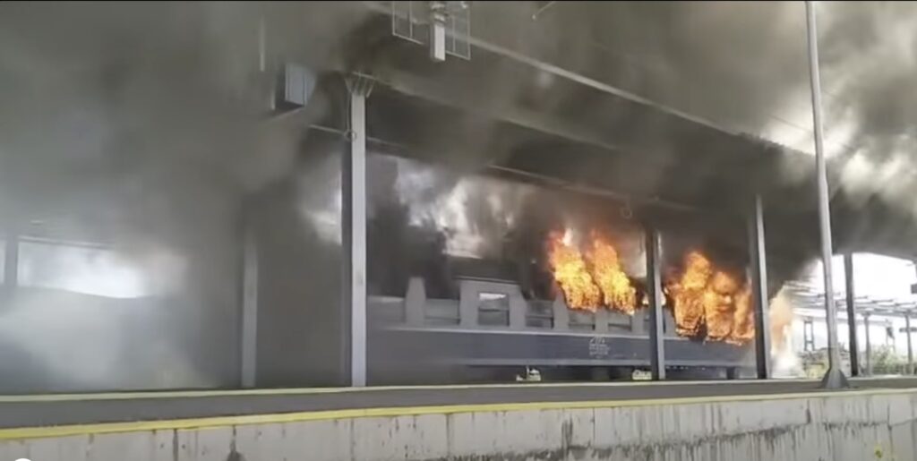 Incendiul produs la vagonul trenului Regio 2030 a fost lichidat; patru trenuri de călători au avut întârzieri