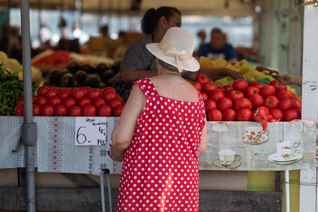 ANALIZĂ | De ce scad prețurile agricole, dar alimentele nu se ieftinesc / Costurile de pe drumul până la raft mențin prețurile ridicate