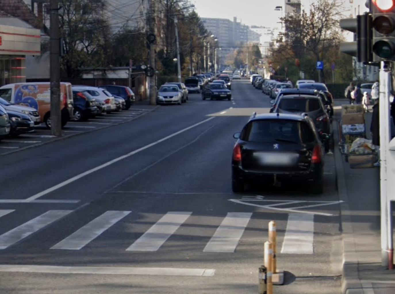 Trecerea de pietoni care nu duce nicăieri, în Cluj-Napoca. Bordurile prea înalte îi blochează pe părinții cu cărucior și pe oamenii în scaun rulant