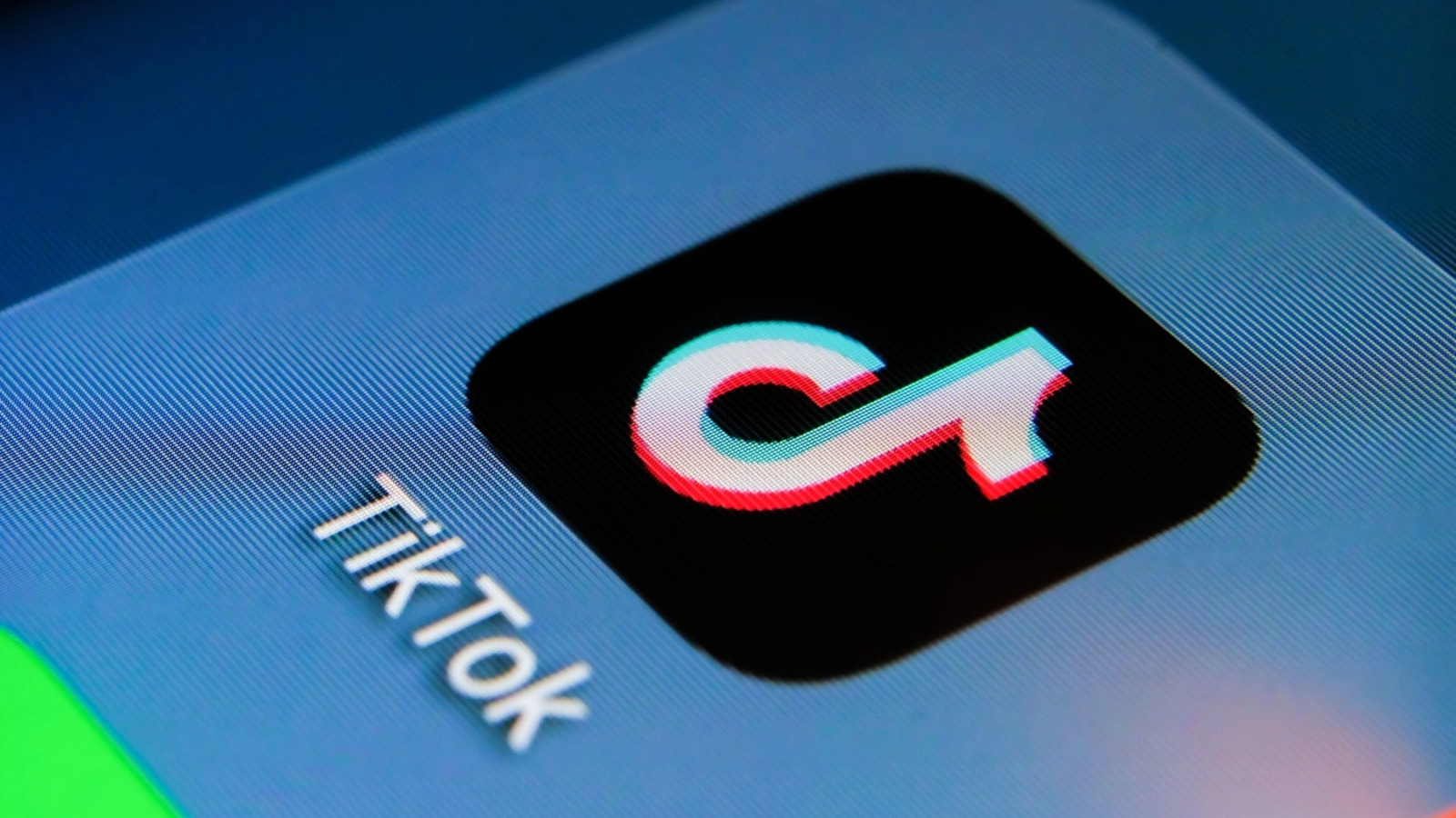 Capcana „finfluencerilor” de pe TikTok care îi face pe tineri să-și pună banii la bătaie. Semnele de alarmă indicate de experți