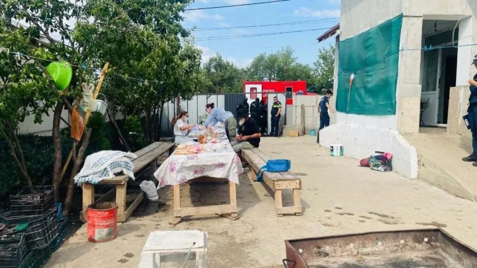 FOTO Azil improvizat descoperit într-o gospodărie din Olt: 27 de vârstnici și persoane cu dizabilități, scoși din condiții improprii