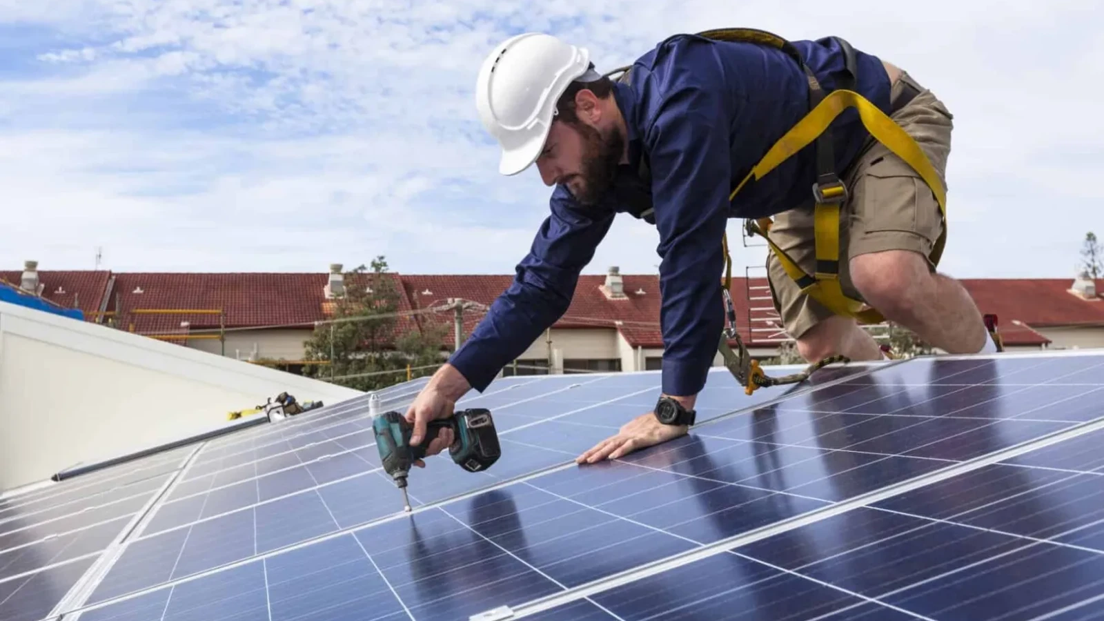 Prosumatorii îi declară război lui Bolojan: „Nu puneți mâna pe proprietatea privată a oamenilor”