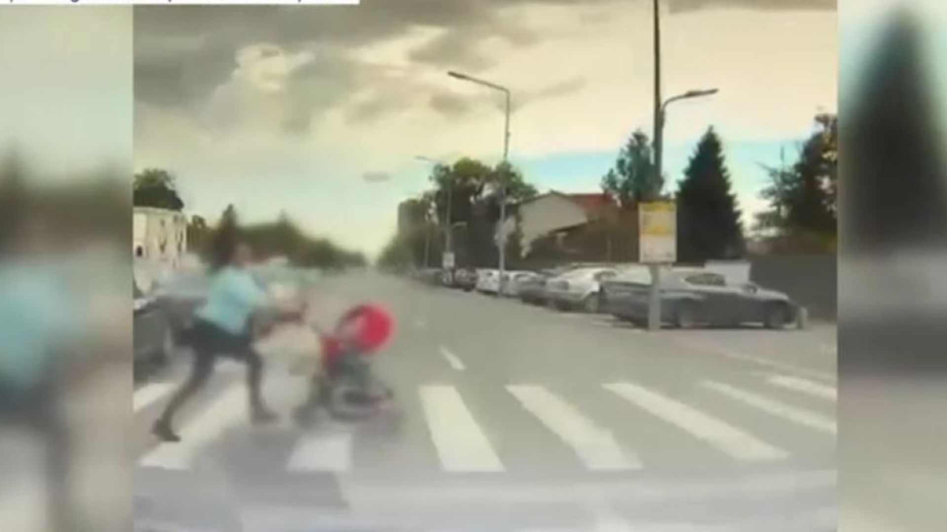 Un clujean acuză un șofer de TIR că ar fi trecut pe roșu, chiar când o mamă cu bebelușul se pregătea să traverseze: „Depun plângere, inconștientule!”