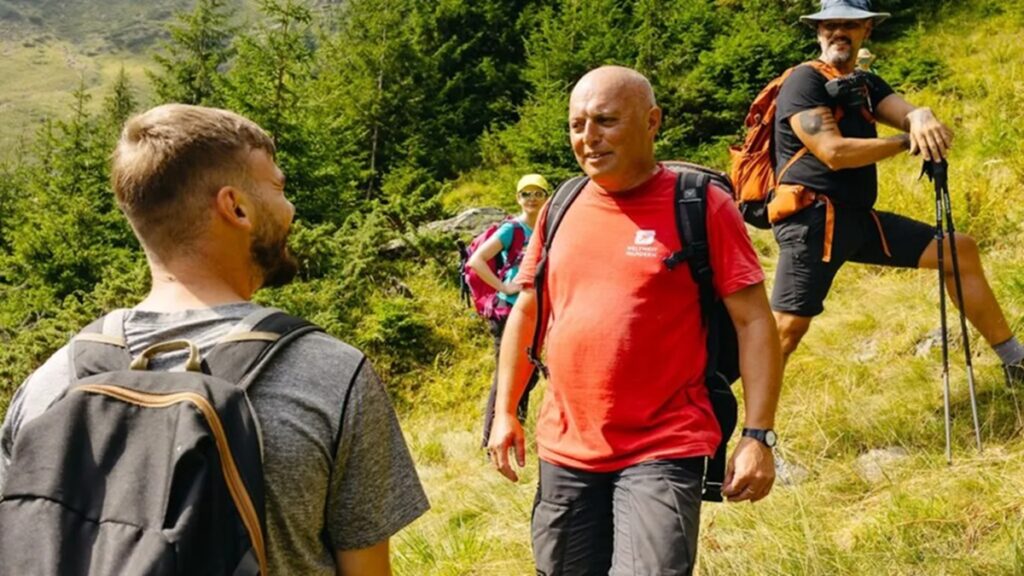 Ce să mănânci când pleci pe munte. Tot ce trebuie să bagi în rucsac în timpul drumețiilor. Radu Zaharie (ghid montan): „Hidratarea este mai importantă decât alimentele”