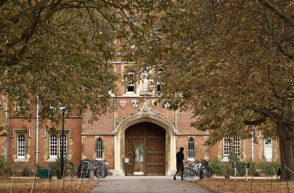 Un fost profesor la Cambridge, implicat într-un scandal de plagiat, a fost găsit mort / În 2023 devenise cel mai tânăr profesor de culoare al prestigioasei universități