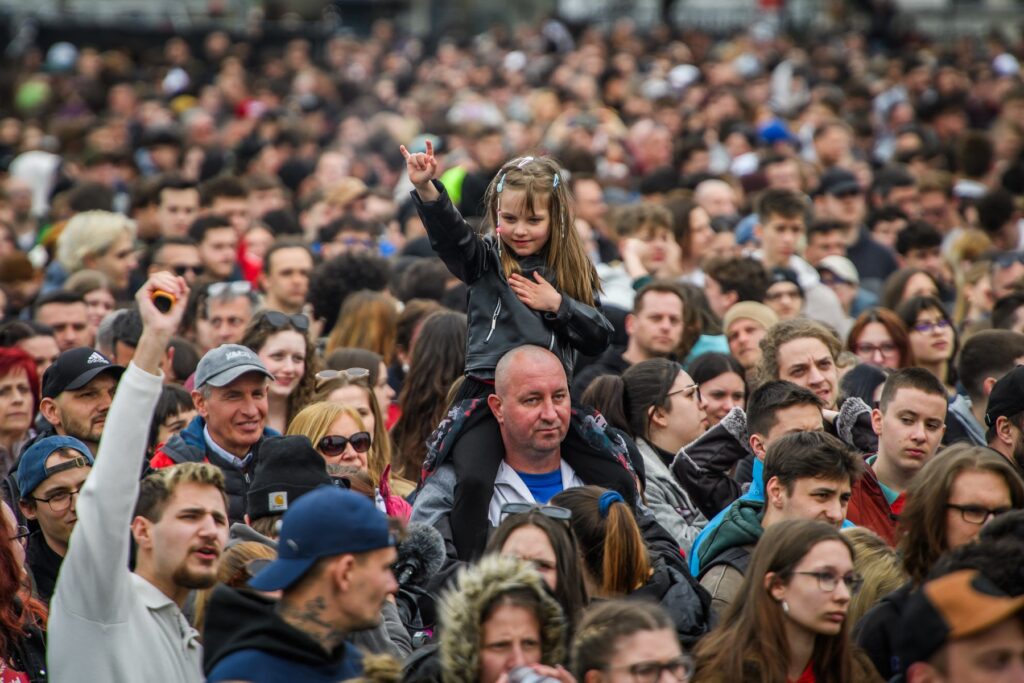 Zeci de mii de participanți la parada techno la Berlin, la trei săptămâni după atentatul de la CSD, soldat cu un deces și 31 de persoane rănite / 1.500 de polițiști au fost mobilizați