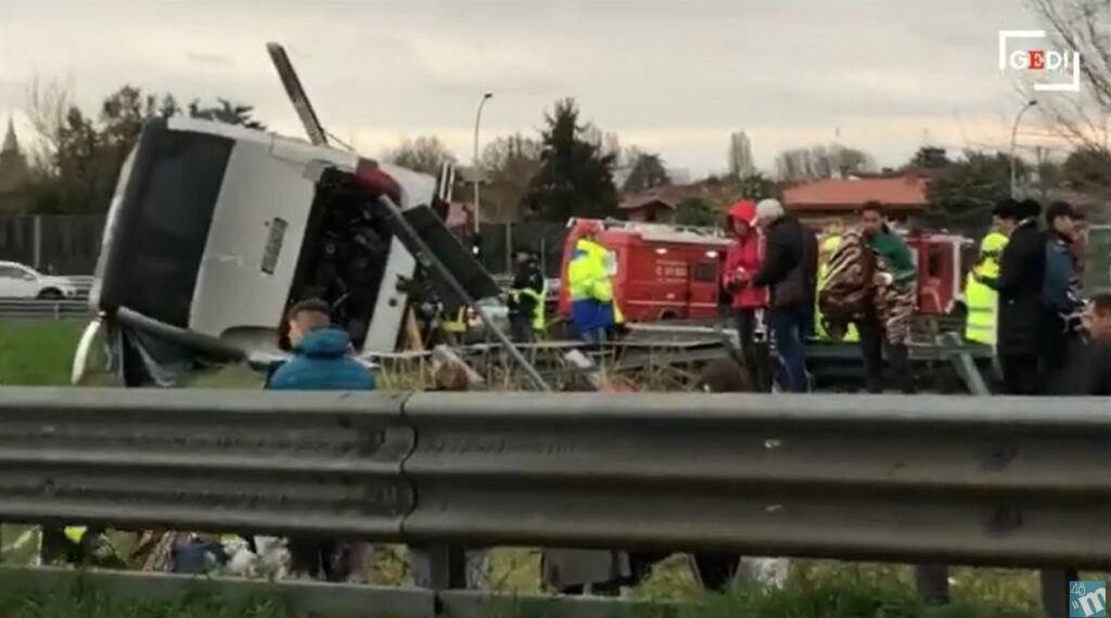 Doisprezece morţi şi cel puţin 10 răniţi într-un accident în Ungaria în care a fost implicat un autocar polonez