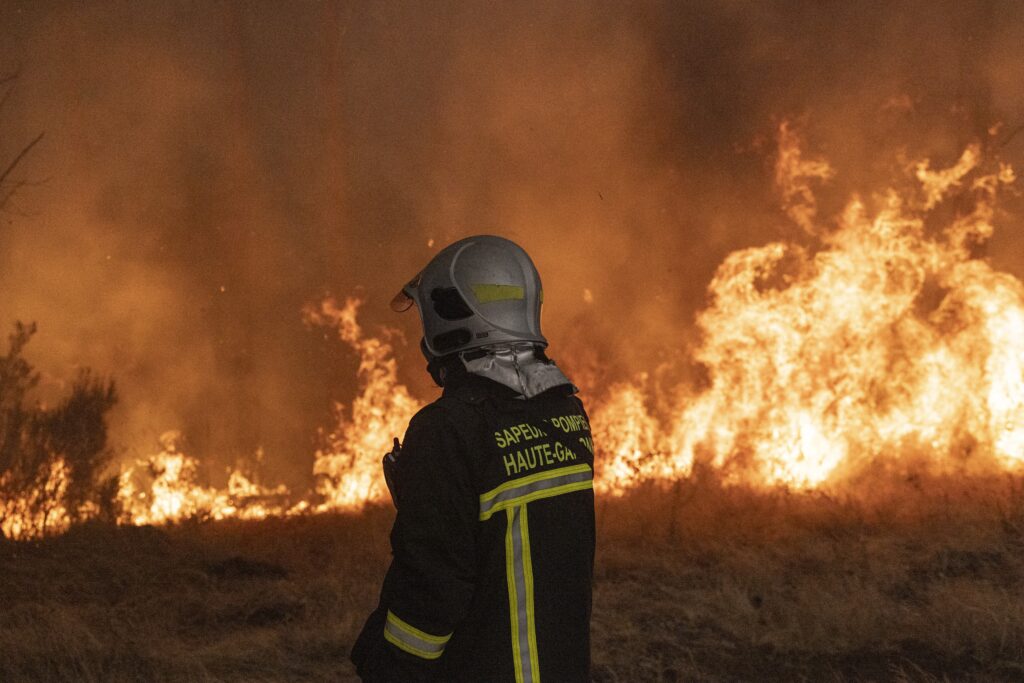 Incendiu puternic pe insula grecească Skyros, din Marea Egee / Pompierii au ajuns pe insulă cu vaporul / 11 aeronave și 5 elicoptere participă la operațiunea de stingere a incendiului
