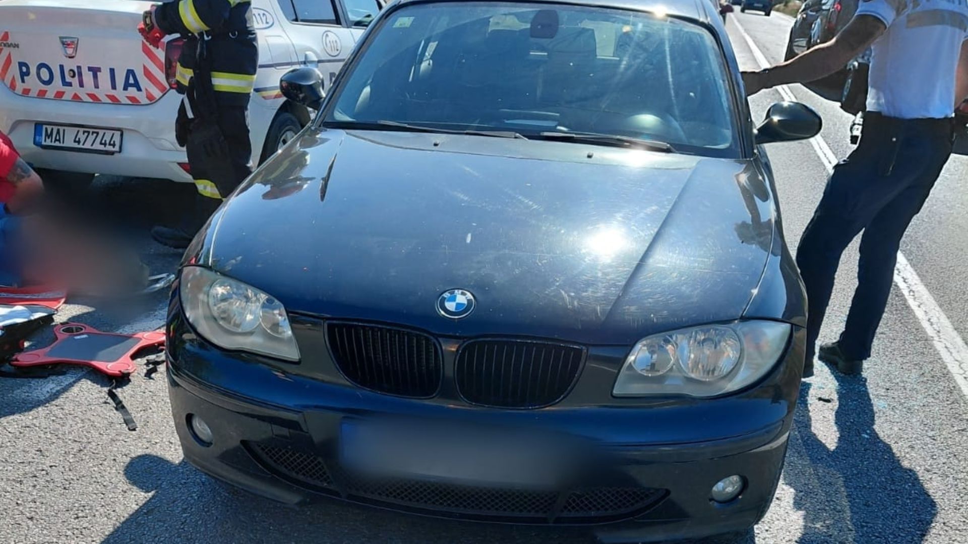 Un clujean a fost găsit inconștient la volan, la intrarea în Huedin: Pompierii au spart geamul mașinii și au început de urgență manevrele de resuscitare