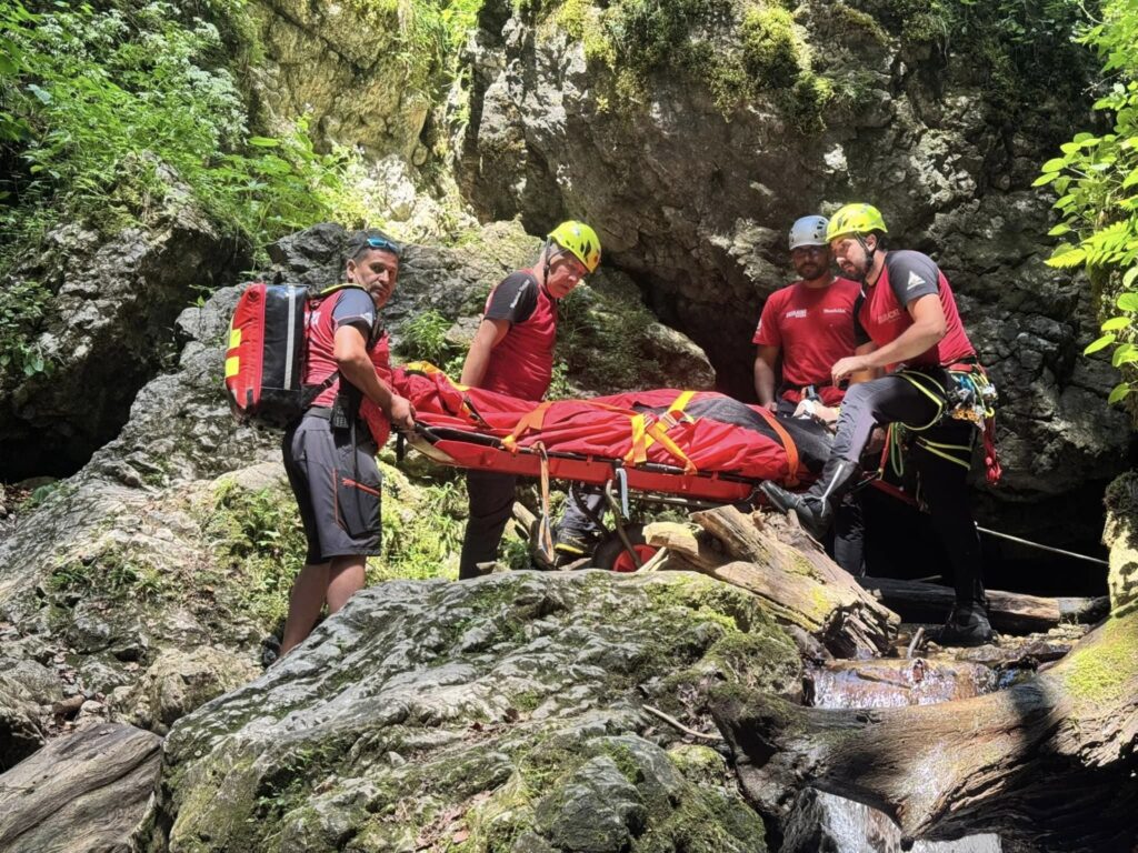 Un turist de 55 de ani din Târgu Mureş a murit după ce a căzut într-o râpă în Munţii Făgăraş