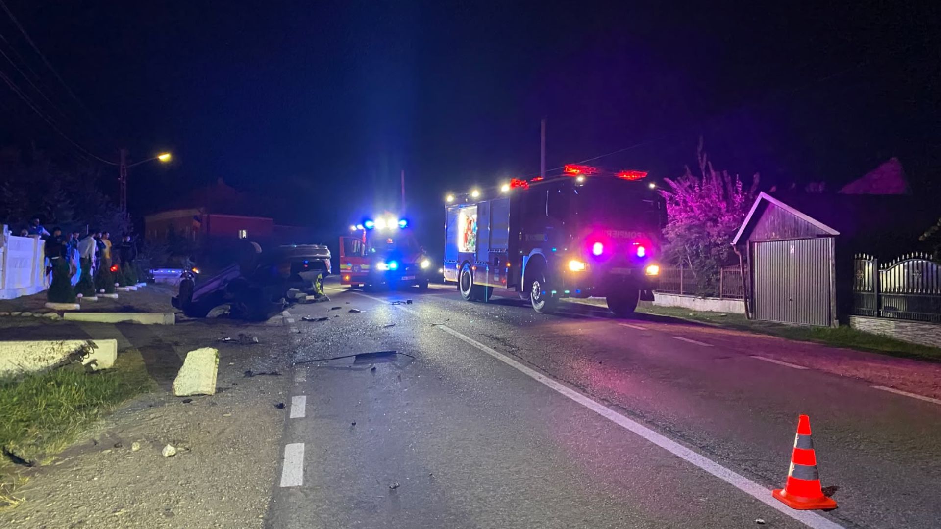 Apar detalii șocante despre accidentul din Mociu, Cluj, unde o mașină s-a răsturnat: Niciun pasager nu avea permis, iar unul dintre ei era mort de beat
