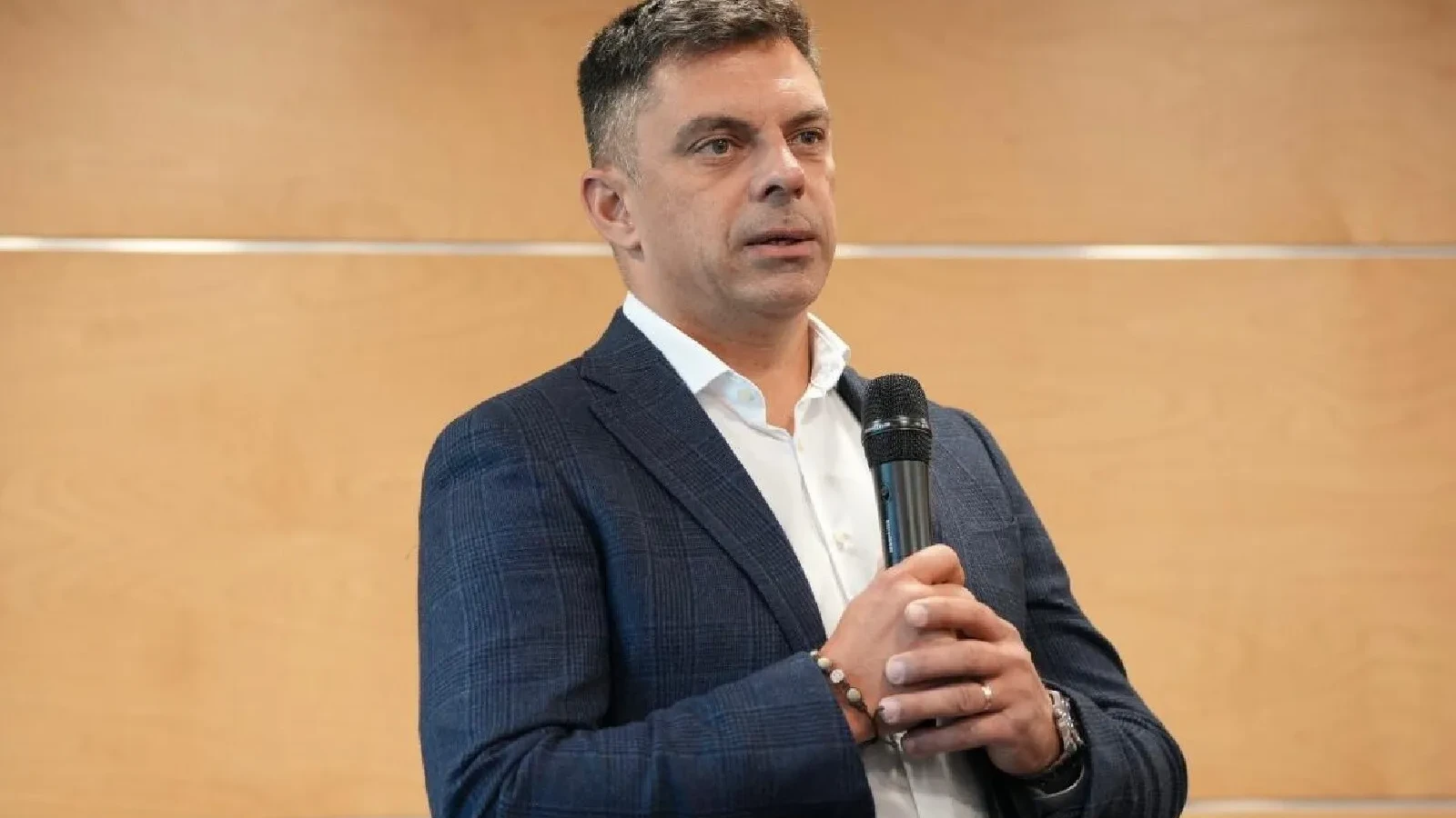 Eduard Novak s-a enervat când a văzut cum se îmbracă bărbații români la plajă: Eu urăsc pantalonii ăștia care rămân uzi și lipiți de tine după ce ieși din apă